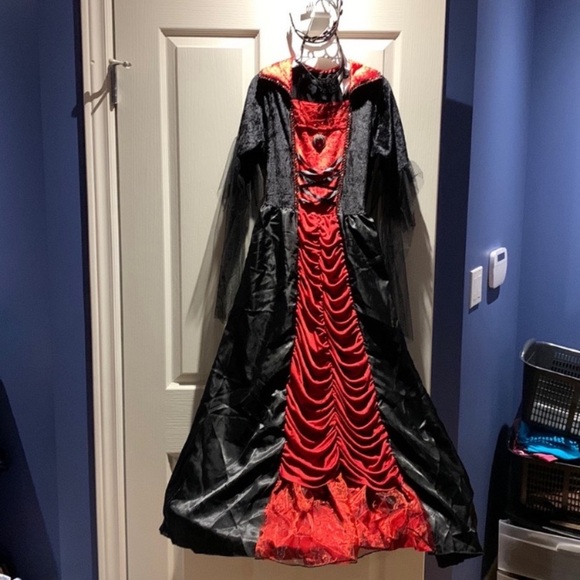 VEUC Girl’s Spirit Halloween Vampiress Costume - size Youth L with crown & mask - Picture 3 of 17